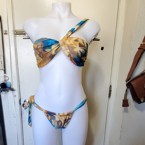 Beautiful bikini - Picture 2 of 5